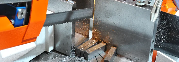 Metallstücke auf einer Werkbank mit Metallsäge
